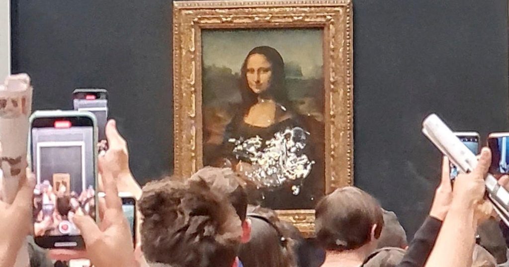 Mona Lisa smaruje ciasto w pozornym proteście klimatycznym