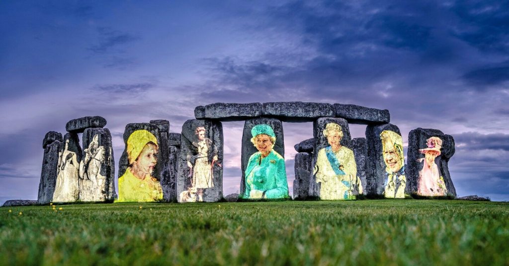 Portrety królowej Elżbiety II w Stonehenge wzbudzają kontrowersje przed jubileuszem platyny