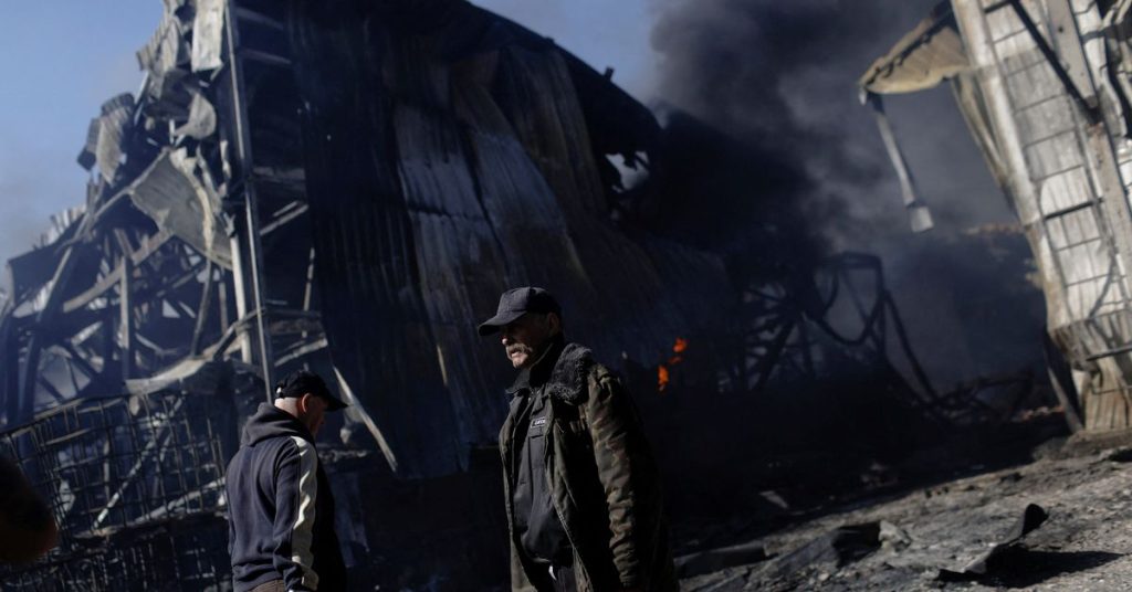Rosja uderza we wschodnią i południową Ukrainę;  Cywile ewakuowani z zakładów Mariupol