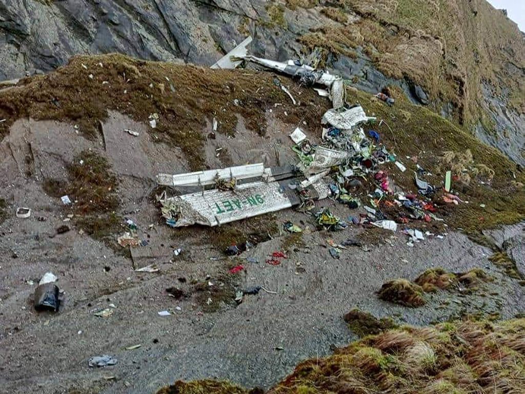 Znaleziono wrak samolotu w górach Nepalu;  17 ciał odzyskanych