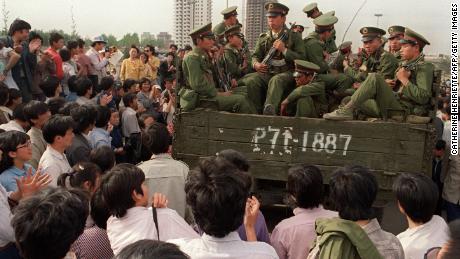 Protestujący na rzecz demokracji blokują ciężarówkę pełną chińskich żołnierzy w drodze na Plac Tiananmen, 20 maja 1989 r. 