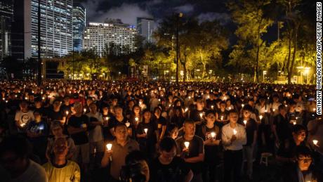 Ludzie trzymają świece podczas czuwania w Hongkongu 4 czerwca 2018 r.