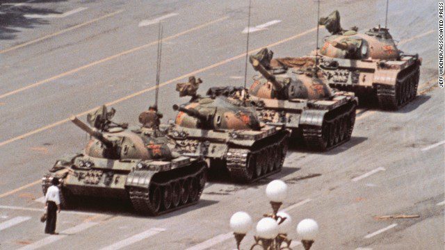 Samotny mężczyzna niosący torby z zakupami tymczasowo wstrzymuje natarcie chińskich czołgów po krwawej rozprawie z protestującymi, Pekin, 5 czerwca 1989 r.