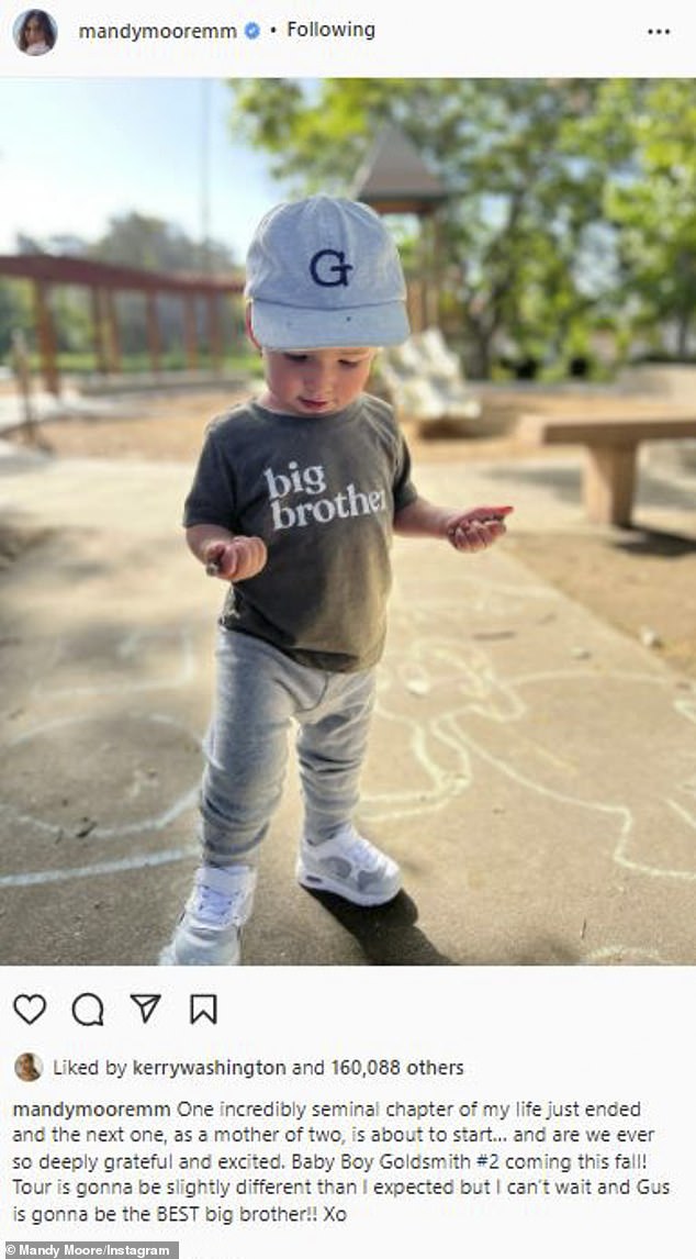 „Nie mogę się doczekać”: Mandy Moore jest w ciąży ze swoim drugim synem z Taylorem Goldsmithem i ogłosiła wiadomość w piątek uroczym zdjęciem swojego pierwszego dziecka, Gusa, jednego z nich na Instagramie
