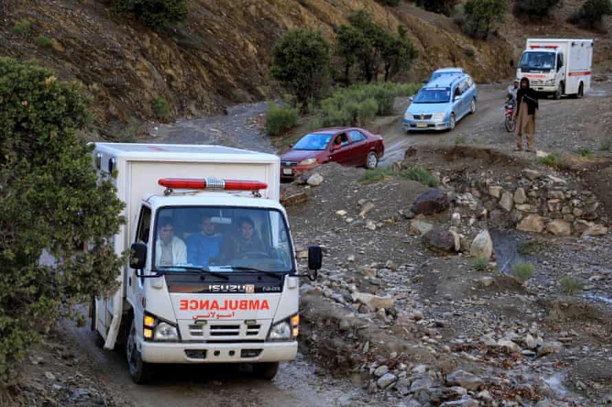 Karetka transportuje ofiary trzęsienia ziemi do szpitala w stanie Paktika.