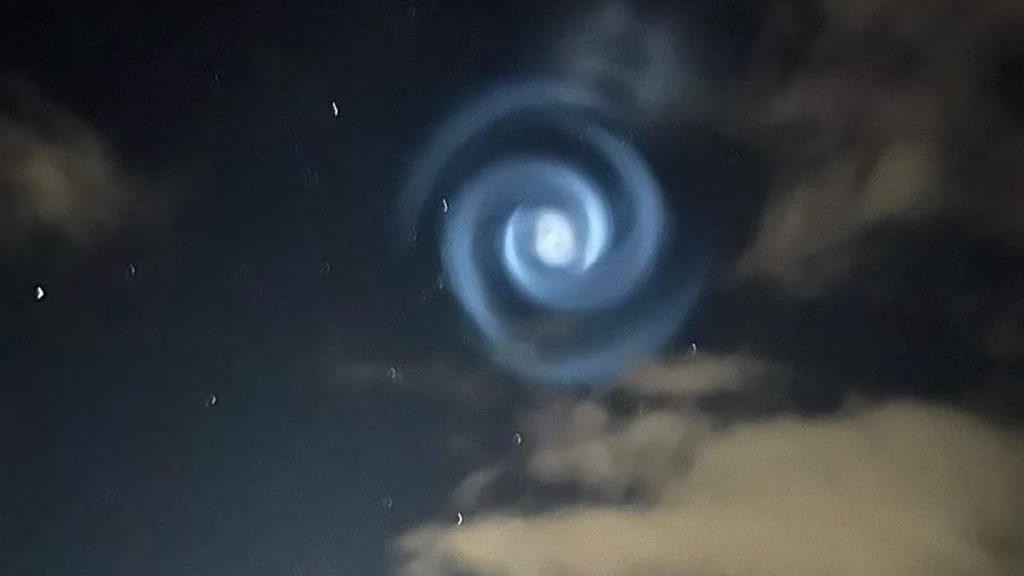 Dziki niebieski wir na niebie Nowej Zelandii stworzony przez rakietę SpaceX (zdjęcie)