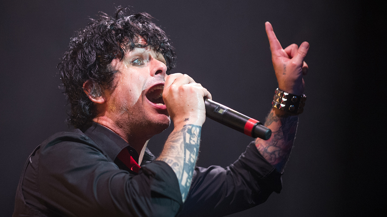 Billy Joe Armstrong z Green Day mówi, że rezygnuje z amerykańskiego obywatelstwa: „F—America”