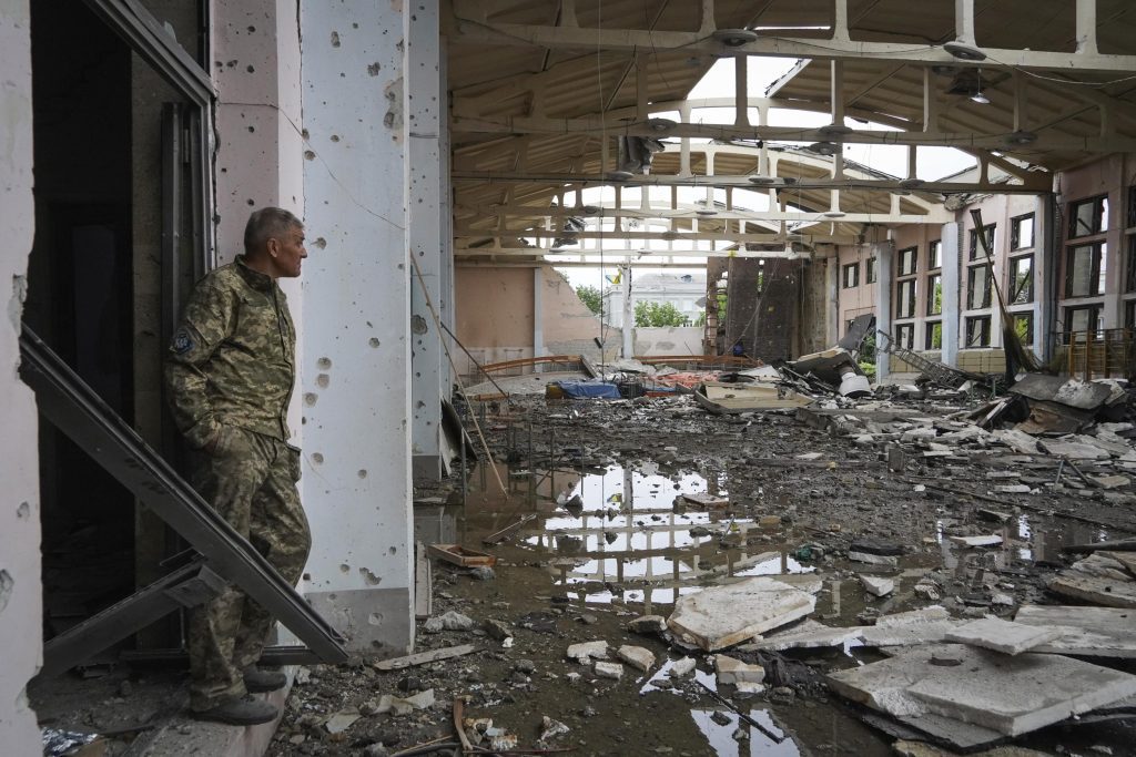 Armia ukraińska opuszcza zdewastowane miasto na ufortyfikowane pozycje