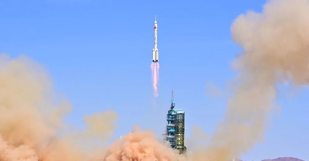 Chińscy astronauci wystrzeliwują na stację kosmiczną, gdy budowa wkracza na najwyższy bieg