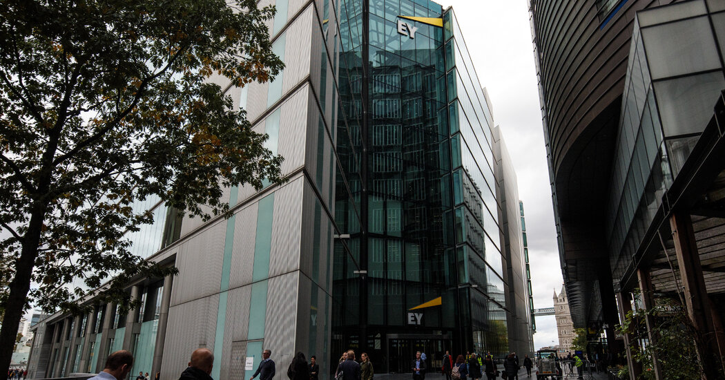 Ernst & Young zapłaci 100 milionów dolarów grzywny po tym, jak audytorzy oszukali na egzaminach z etyki