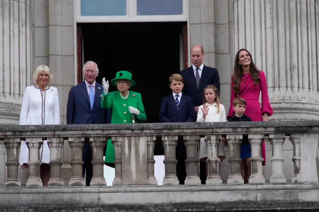 Królowa Elżbieta pojawia się ponownie podczas obchodów jubileuszu