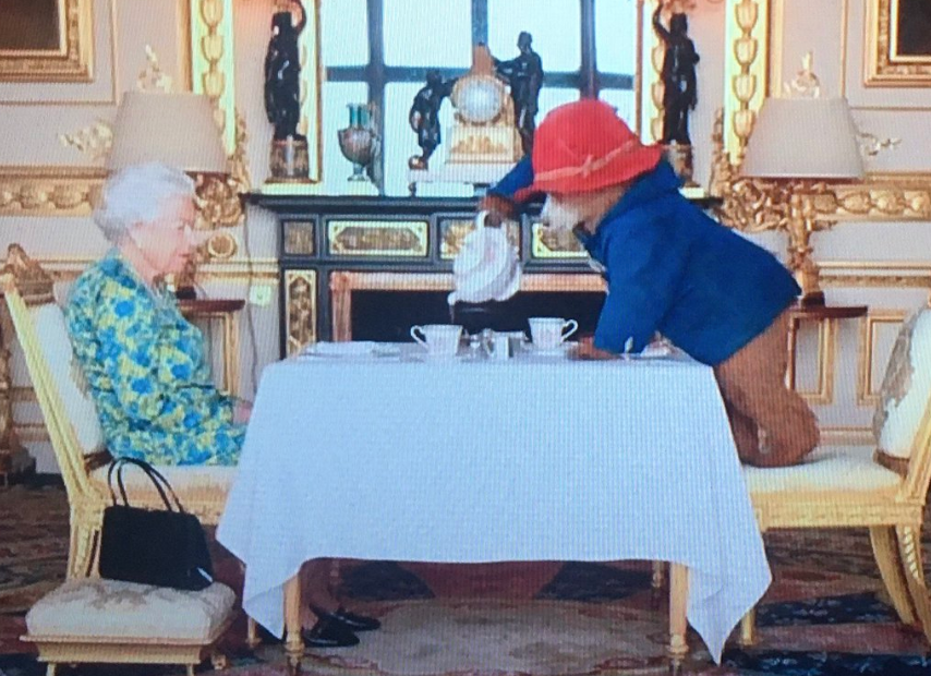 Królowa kradnie show z Misiem Paddingtonem na swojej Platynowej Gali – Termin