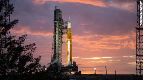 NASA stawia rakietę księżycową Artemis w krytycznych krokach przed startem