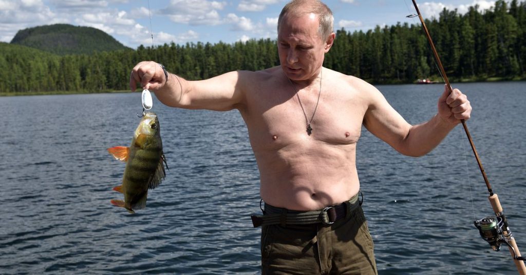 Przywódcy G7 kpią z Putina, jeźdźca na koniu topless