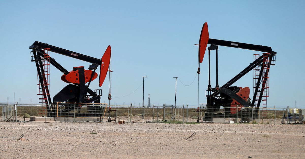 Ropa spada o 3% w związku z niepewnością co do przyszłej produkcji OPEC+ i obawami o recesję