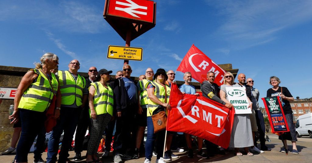 Tysiące wychodzą z największego strajku kolejowego w Wielkiej Brytanii od 30 lat, gdy Johnson przysięga, że ​​pozostanie stanowczy