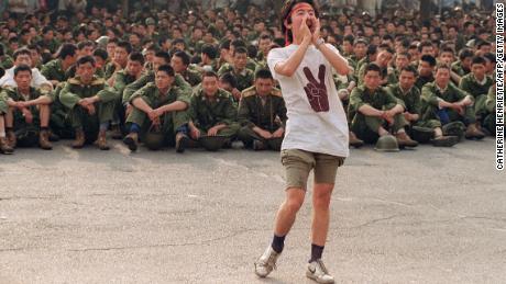 Student prosi żołnierzy, aby poszli do domu, podczas gdy protestujący nadal trwają w centrum Pekinu, 3 czerwca 1989 r.  
