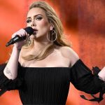 Adele jest dotknięta podczas festiwalu BTS Hyde Park w Londynie i zatrzymuje program, aby pomóc fanom