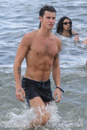 Miami, Floryda – Shawn Mendes cieszy się samotnym życiem, gdy pokazuje swoje mięśnie brzucha podczas plażowego dnia w Miami.  Na zdjęciu: Shawn MendesBACKGRID USA 7 maja 2022 USA: +1 310798 9111 / usasales@backgrid.com Wielka Brytania: +44 208344 2007 / uksales@backgrid.com* Klienci z Wielkiej Brytanii — obrazy zawierające dzieci, przed opublikowaniem należy obciąć twarz *