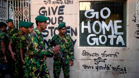 Żołnierze armii lankijskiej patrolują w pobliżu oficjalnej rezydencji prezydenta Gotabayi Rajapaksy trzy dni po tym, jak została zaatakowana przez antyrządowych demonstrantów w Kolombo.