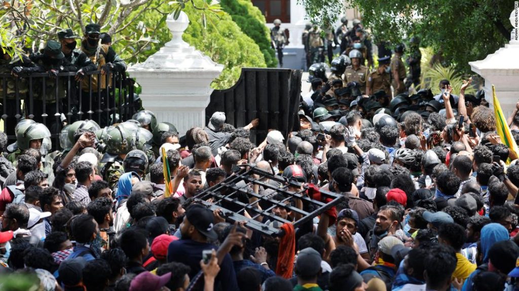Sri Lanka: Protestujący szturmują urząd premiera, prezydent ucieka z kraju bez rezygnacji