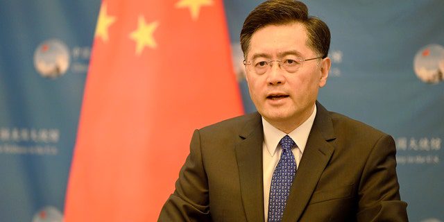 Ambasador Chin w Stanach Zjednoczonych Chen Gang wygłosił oświadczenie na seminarium internetowym zorganizowanym wspólnie przez Ambasadę Chin i Konsulaty Generalne w Stanach Zjednoczonych z okazji 110. rocznicy Rewolucji 1911, 13 października 2021 r. w Waszyngtonie.