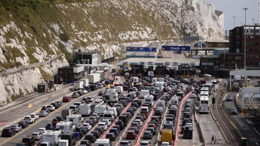 Brexit jest obwiniany o opóźnienia, ponieważ brytyjscy kierowcy ciężarówek i podróżni stoją w obliczu impasu w Dover
