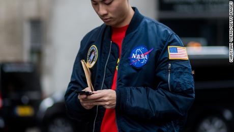 Gość ma na sobie kurtkę bomber NASA podczas londyńskich kolekcji dla mężczyzn u Matthew Millera 7 stycznia 2017 r. w Londynie w Anglii.