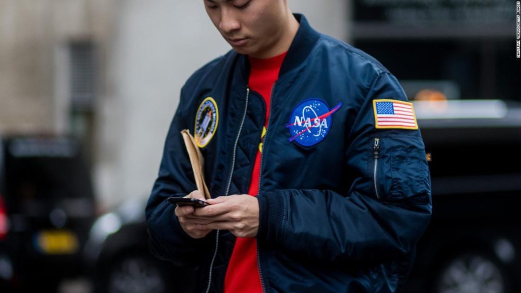 Dlaczego wszyscy noszą ubrania z logo NASA?