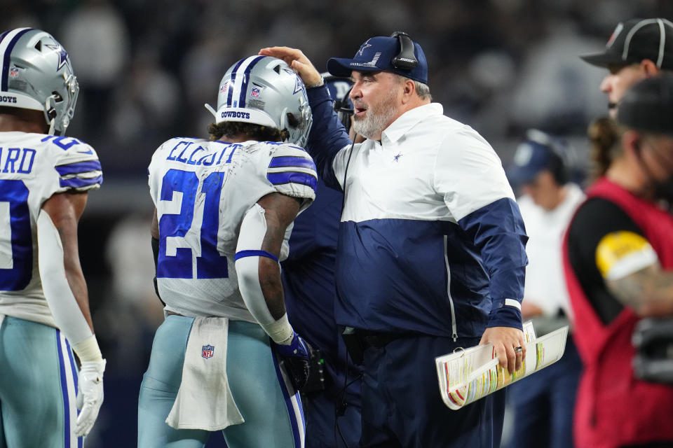 Trener Dallas Cowboys Mike McCarthy (z prawej) nadal wyraża swoje poparcie dla Ezequiela Elliotta, nawet gdy pojawiają się pytania dotyczące przyszłości Elliotta w zespole.  (Zdjęcie: Cooper Neal/Getty Images)