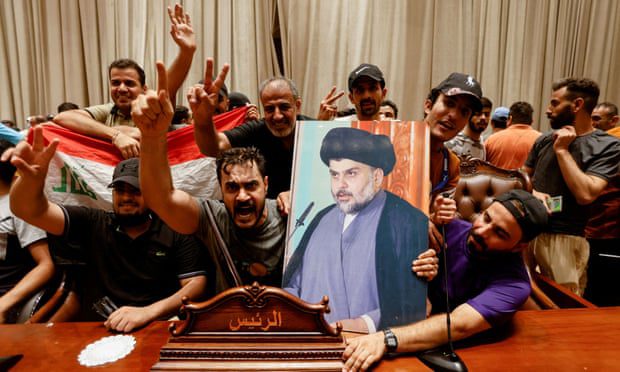 Zwolennicy niosą zdjęcie irackiego duchownego szyickiego Muktady as-Sadra w budynku parlamentu w Bagdadzie.