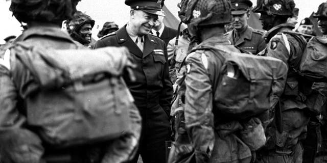 Generał Eisenhower podaje porządek dnia, "Całkowite zwycięstwo - nic więcej" Spadochroniarze byli w Anglii tuż przed wejściem na pokład swoich samolotów, aby wziąć udział w pierwszym ataku w podboju Europy.