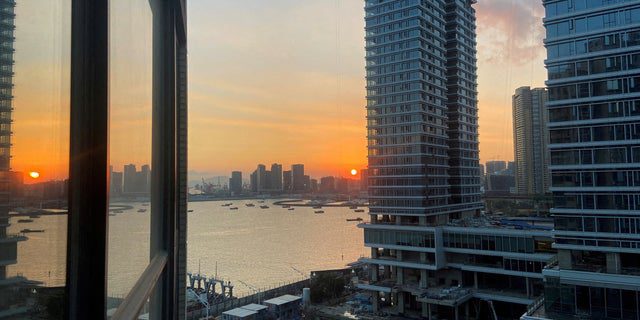 PLIK – Mieszkania w budowie są sfotografowane z budynku o zachodzie słońca w dystrykcie Shekou w Shenzhen, prowincja Guangdong, Chiny, 7 listopada 2021 r.