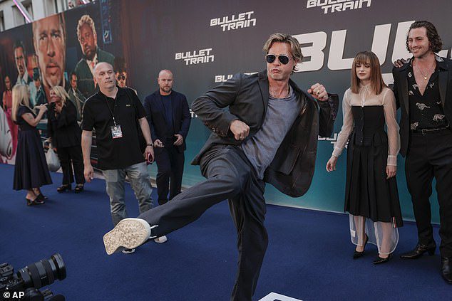 Aktorstwo: Brad Pitt, 58 lat, dał rasowy pokaz, kopiąc nogę w powietrzu na paryskiej premierze swojego Bullet Train w poniedziałek
