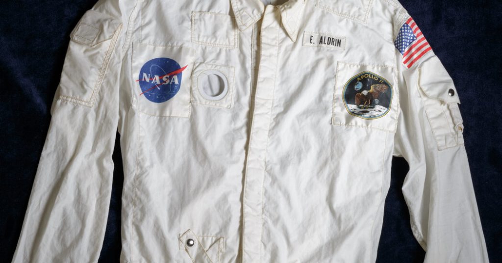 Kosmiczne pamiątki Buzza Aldrina sprzedają się za ponad 8 milionów dolarów