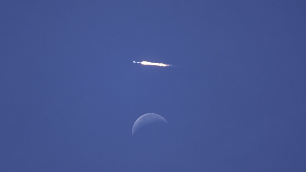 Obejrzyj rakietę SpaceX Falcon 9 przelatującą nad Księżycem (wideo)
