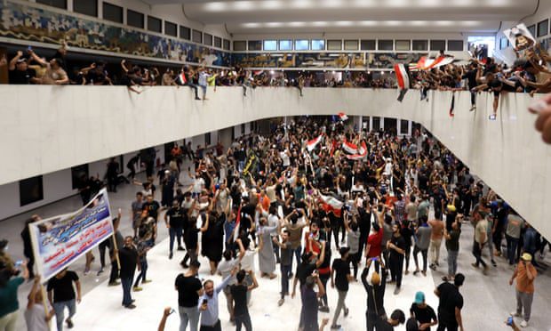 Demonstranci zebrali się w budynku parlamentu irackiego