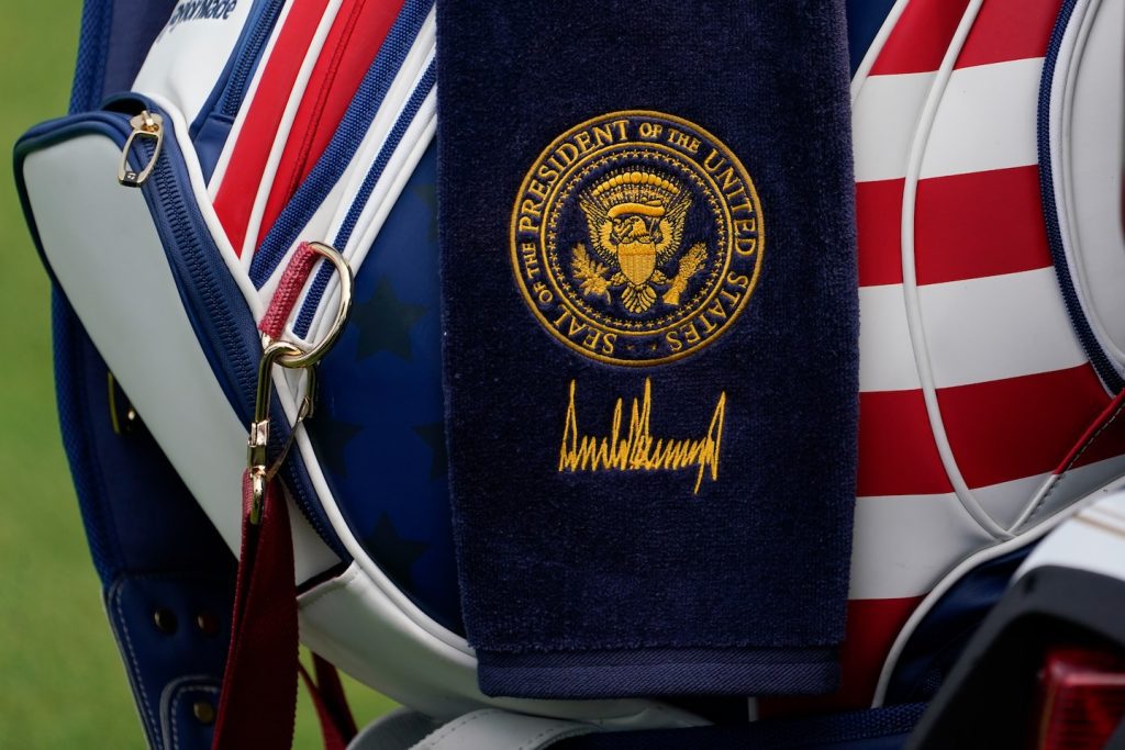 Trump używa pieczęci prezydenckiej na LIV Golf Championships w Bedminster, NJ