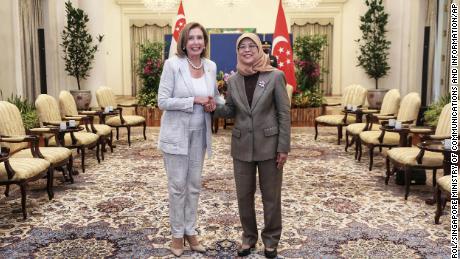 Przewodnicząca Izby Reprezentantów USA Nancy Pelosi (po lewej) i prezydent Singapuru Halimah Yacoub podają sobie ręce w Pałacu Prezydenckim Istana w Singapurze, poniedziałek, 1 sierpnia.