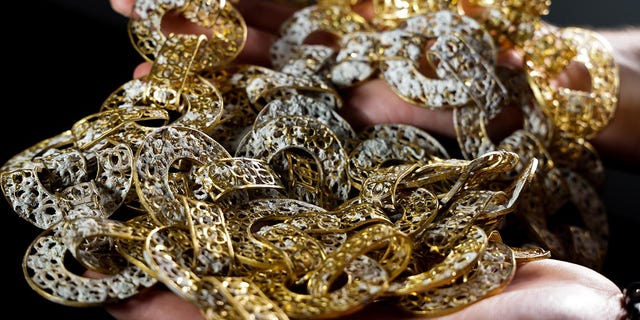 Ten 887-gramowy złoty łańcuszek z 80 okrągłymi ogniwami ozdobionymi czteropłatkowymi rozetami został najprawdopodobniej wykonany na Filipinach.