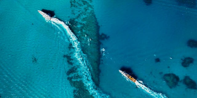 Flota Allen Exploration pojawia się na wodach Bahamów.