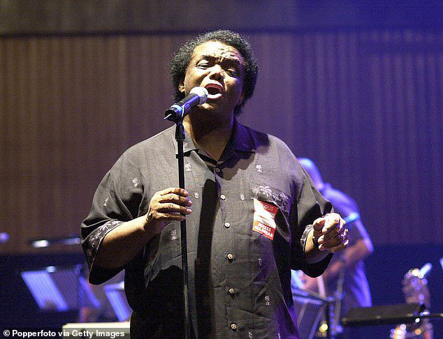 Dozier występuje na żywo na scenie podczas próby w Royal Festival Hall w Londynie 22 września 2001 r.