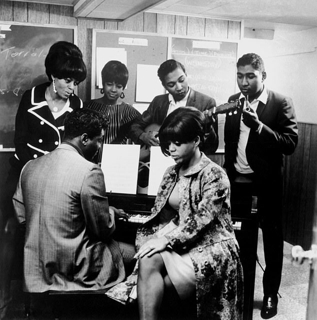 Zdjęcie od lewej do prawej przedstawia Dianę Ross, Lamont Dozier (na fortepianie), Mary Wilson, Eddie Holland, Florence Ballard (siedzącą) i Briana Hollanda w studiu Motown około 1965 roku w Detroit