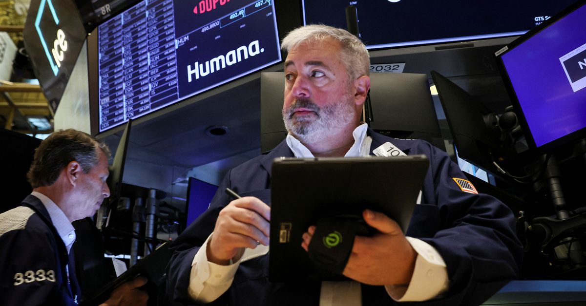 Wall Street zamknął się niżej, ale indeksy na krótko odrobiły straty po protokole z posiedzenia Rezerwy Federalnej