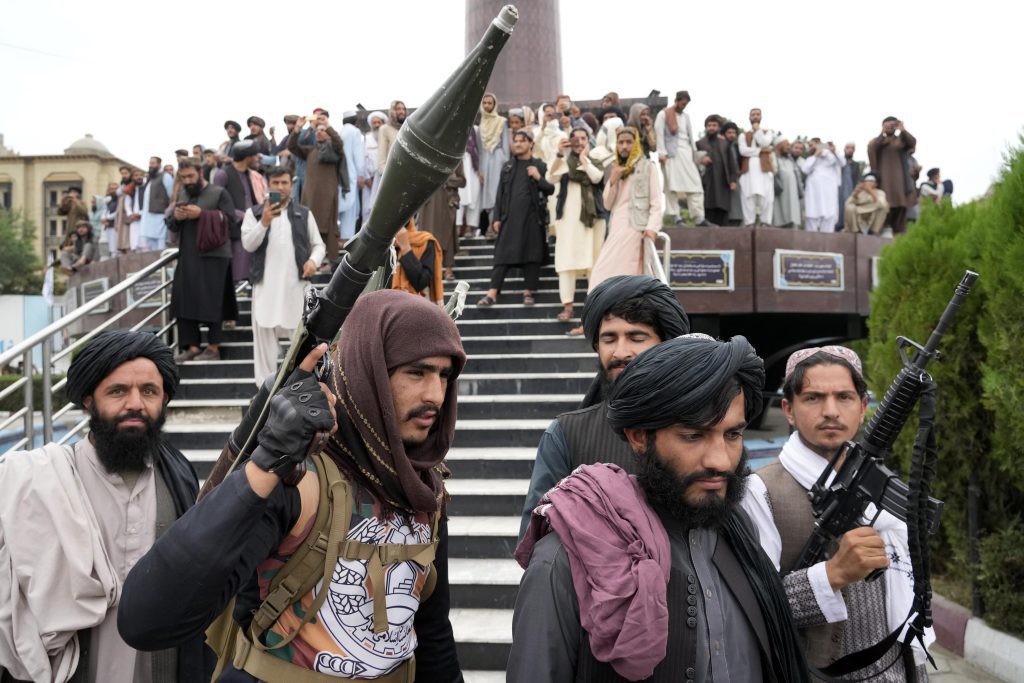 Afganistan świętuje rok od przejęcia władzy przez talibów, gdy narastają problemy