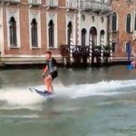 Burmistrz Włoch skrytykował turystów aresztowanych za surfowanie po Canale Grande