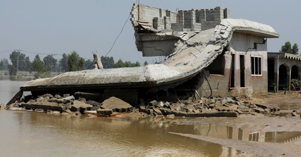 Katastrofalne powodzie w Pakistanie pochłaniają 1100 osób, w tym 380 dzieci