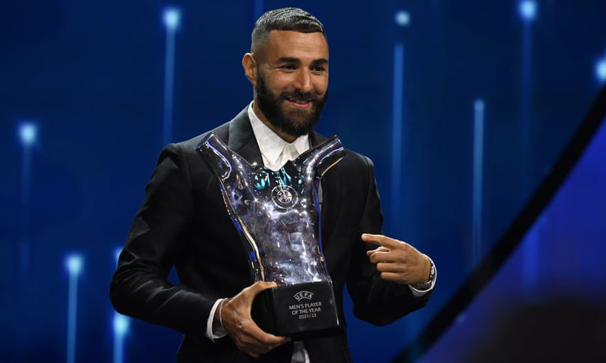 Karim Benzema z Realu Madryt zdobył nagrodę Piłkarza Roku UEFA Mężczyzn po losowaniu fazy grupowej Ligi Mistrzów.