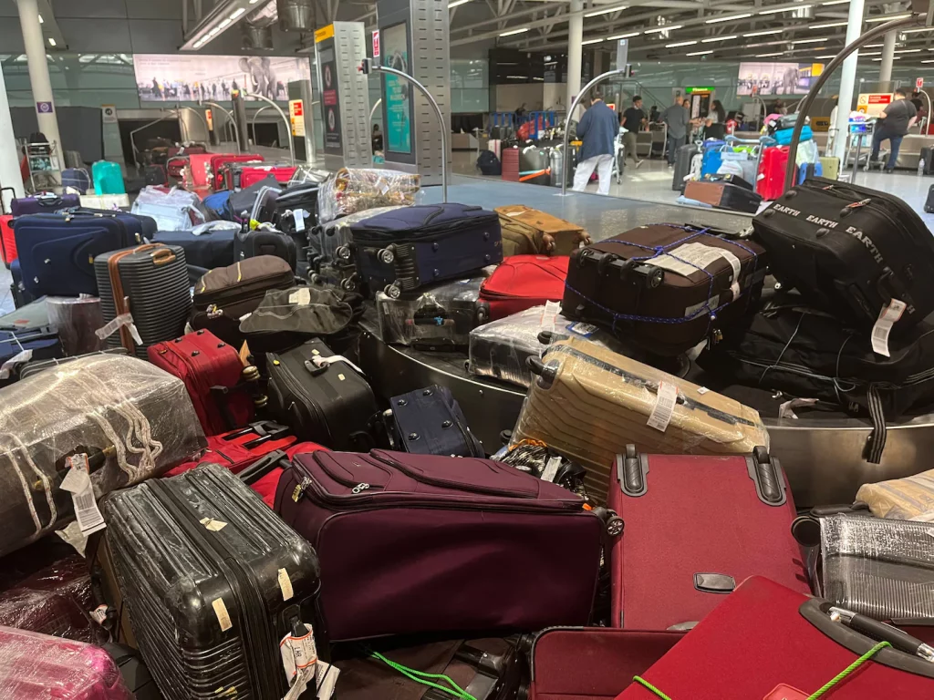Lotnisko Heathrow przedłuża limit pasażerów do października w związku z chaosem podróżniczym