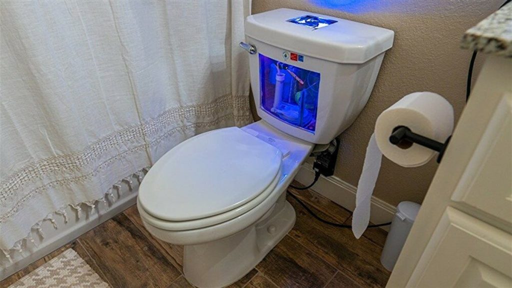 YouTuber buduje komputer do gier z pracowniczej toalety